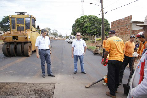 Murilo vistoria a Av. Potreirito e moradores comemoram chegada do asfalto Prefeito Murilo e o secretário Luis Roberto vistoriando a colocação de asfalto na Avenida Potreirito; obra realiza sonho dos moradores (Foto:Chico Leite/Assecom)