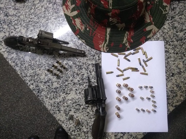 Dupla de caçadores é presa e PMA apreende armas e munições Dupla de caçadores é presa e PMA apreende armas e munições
