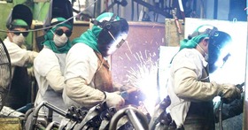 PIB caiu 0,4% no trimestre finalizado em abril, diz FGV A principal queda foi observada na indústria da transformação (0,9%) - Arquivo/Agência Brasil