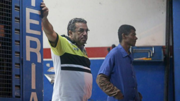 Pai de Anitta trabalha em loja na região dos Lagos, onde quase ninguém sabe que sua filha é famosa Mauro Machado, pai da cantora Anitta, em sua loja de baterias, em São Pedro da Aldeia Foto: Márcio Alves / Agência O Globo