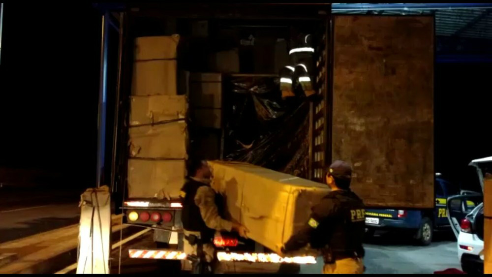 Foram encontradas 900 caixas contendo os maços de cigarros (Foto: PRF/Divulgação)