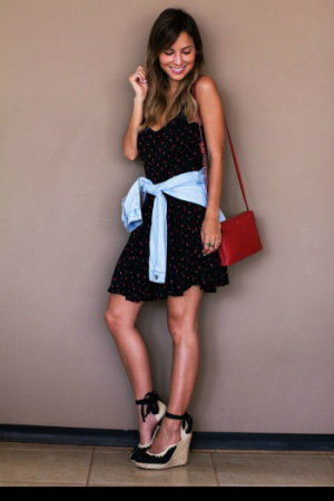 A combinação é básica, mas cheia de charme. (Foto: Tempos de Moda)