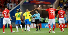 Jogadores do Brasil reclamam com o árbitro na partida contra a Suíça (Foto: REUTERS/Darren Staples)
