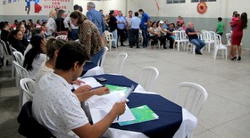 Famílias de Água Clara assinam contrato do Lote Urbanizado Foto: Agehab
