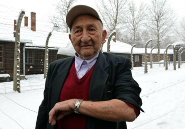  Fornecido por AFP O sobrevivente de Auschwitz Sam Beller mostra número de prisioneiro tatuado no braço durante visita ao campo de concentração em 26 de janeiro de 2015