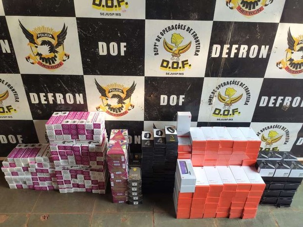 Mulher é autuada após DOF apreender diversos produtos contrabandeados em seu carro Mulher é autuada após DOF apreender diversos produtos contrabandeados em seu carro
