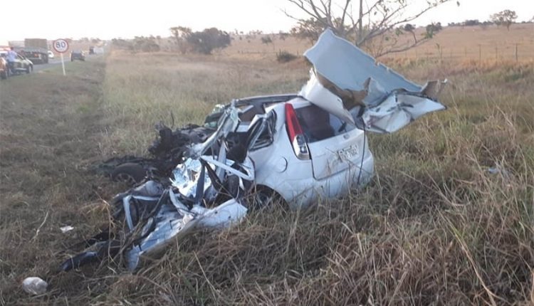 Motorista morre em colisão com caminhão na BR-158 Veículo ficou totalmente destruído.