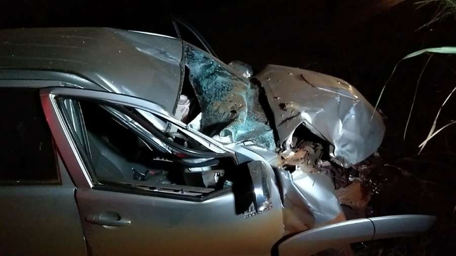 Homem morre em colisão entre retroescavadeira e caminhonete
