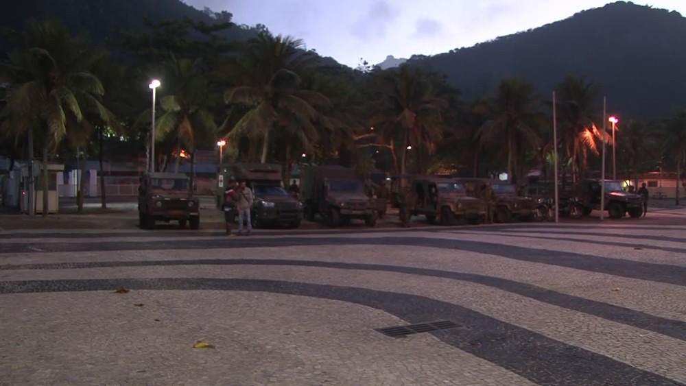 Veículos militares estacionaram na Praça Almirante Júlio de Noronha (Foto: Andressa Gonçalves)
