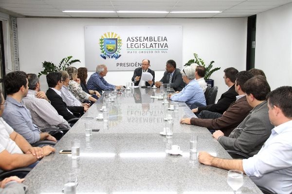 O deputado Júnior Mocchi coordenou a reunião, acompanhado do deputado João Grandão. Foto: Wagner Guimarães 