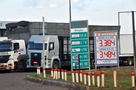 Diesel cai R$ 0,62 em distribuidoras e apenas R$ 0,32 nos postos de MS Para representantes do setor de transportes, o preço do diesel ainda está longe do ideal - Foto: Valdenir Rezende / Correio do Estado