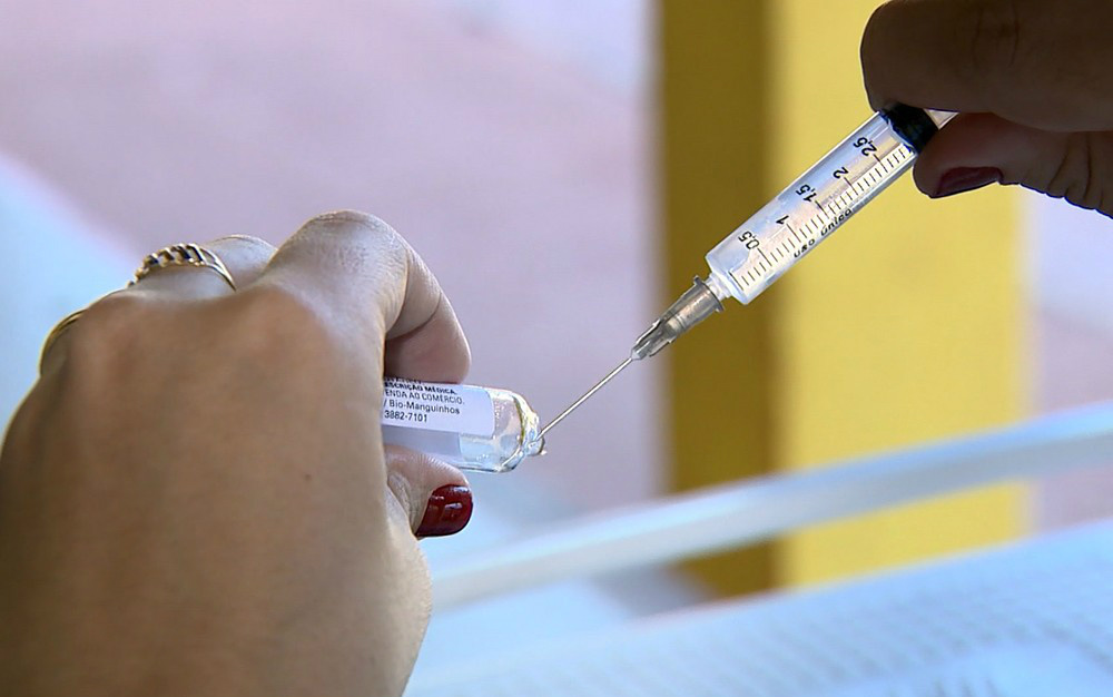 Brasil tem 240 mortes confirmadas devido à febre amarela Vacina é distribuída de forma gratuita no Sistema Único de Saúde (Foto: Reprodução EPTV)