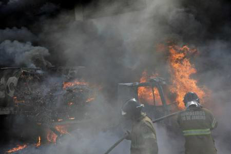 Ônibus são queimados no Rio após ação da polícia; ordem partiu de presos, diz secretário Bombeiros apagam chamas de caminhão queimado perto da Cidade Alta, no Rio de Janeiro. 02/05/2017
REUTERS/Ricardo Moraes