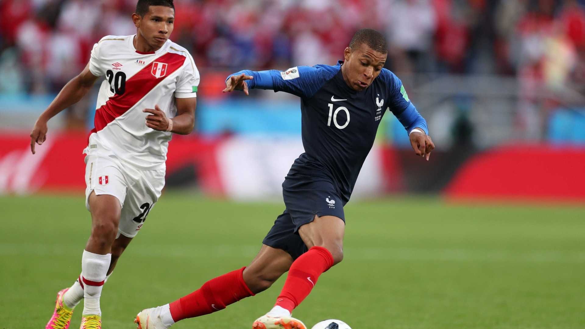 Com gol de Mbappé, França vai vencendo o Peru por 1 a 0 Getty Images