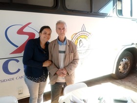 Kelly e Ronaldt em frente ao ônibus da justiça itinerante, quando se tornaram pai e filha (Foto: Arquivo pessoal )
