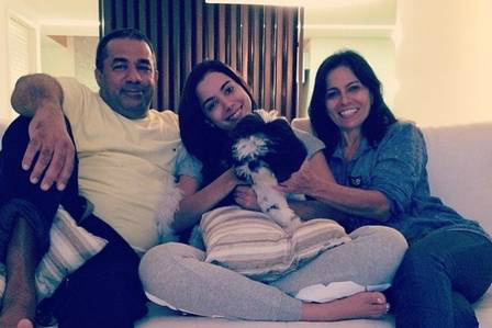 Pai de Anitta trabalha em loja na região dos Lagos, onde quase ninguém sabe que sua filha é famosa Anitta com o pai, Mauro, e a mãe, Miriam: eles se separaram pouco antes de ela completar 2 anos de idade. Foto: reprodução/ instagram