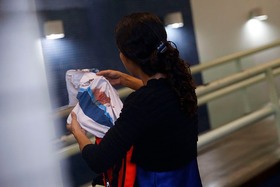 Família acusa polícia pela morte de Marcus Vinicius na Maré Bruna da Silva segura a camisa de escola do filho com sangue - Fernando Frazão/Agência Brasil