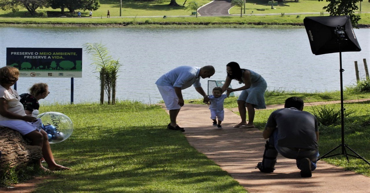 Antônio com os pais Adelino e Natália, sob o olhar atento das avós Mara e Sueli durante sessão de fotos. Chico Ribeiro