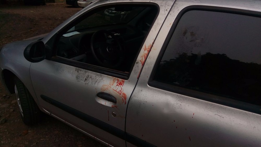 Marcas de sangue no carro do idoso esfaqueado por assaltante (Foto: Flávia Galdiole)