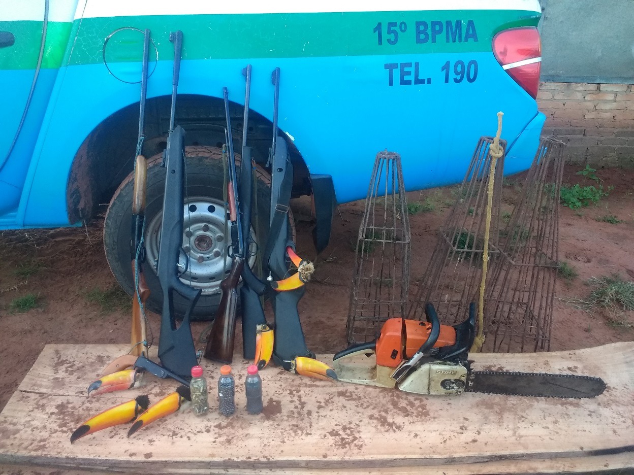 Assentado com é preso cinco armas e três armadilhas de caça