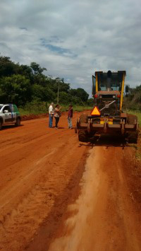 Prefeitura de Dourados recupera estradas do Lagoa Grande e beneficia 151 produtores Máquinas da Prefeitura trabalha na recuperação das estradas do Assentamento lagoa Grande (Foto: Divulgação)