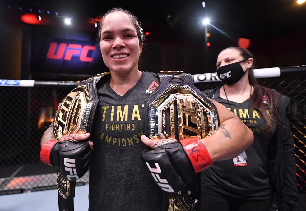 Amanda Nunes exibe os dois cinturões do UFC — Getty Images