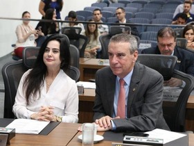 Deputada Mara Caseiro (PSDB), autora do projeto, ao lado de Paulo Corrêa (PSDB), durante sessão (Foto: Victor Chileno/ALMS)
