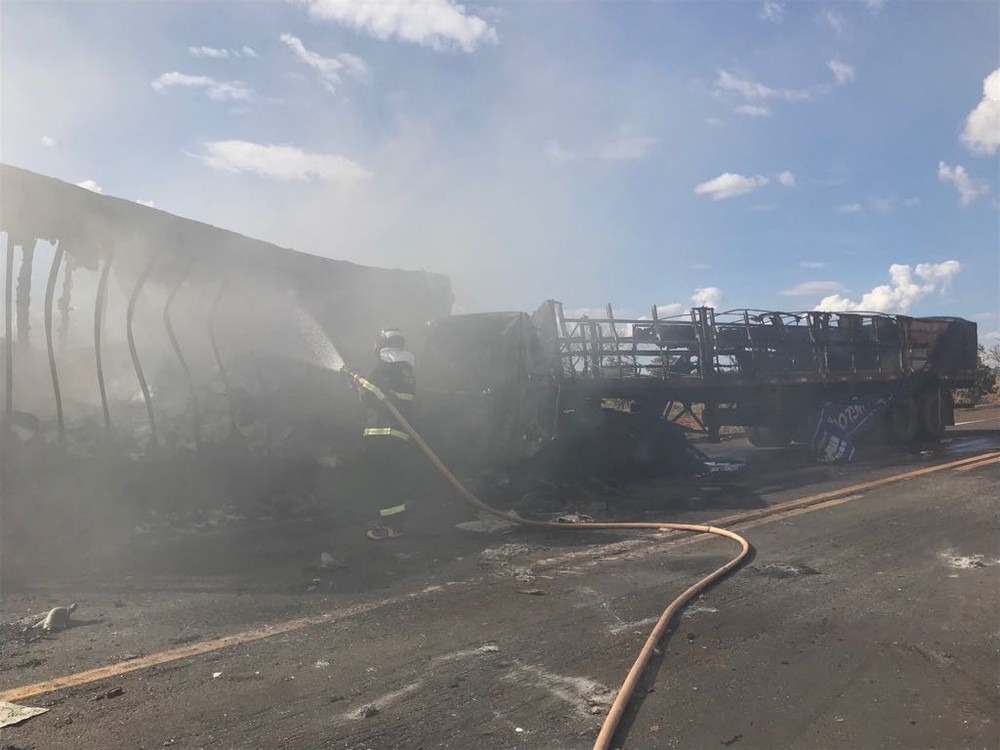 Carretas ficaram totalmente destruídas com o fogo em MS (Foto: Corpo de Bombeiros/Divulgação)