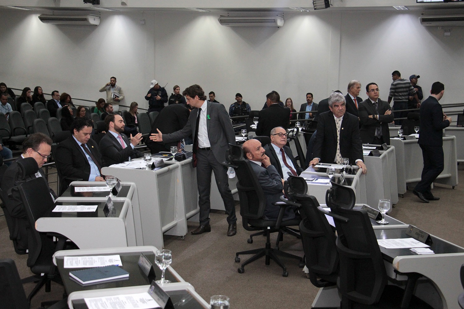 Vereadores votam quatro projetos e três vetos na sessão desta terça-feira Vereadores votam quatro projetos e três vetos na sessão desta terça-feira