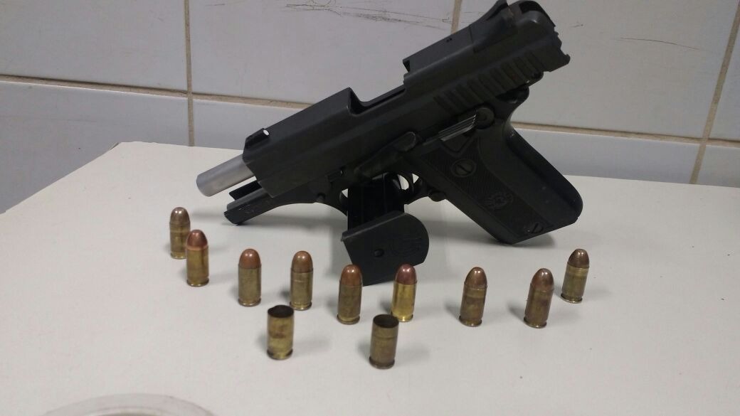 Arma apreendida com o autor