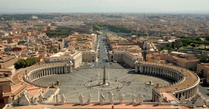 Vaticano condena sacerdote acusado de pedofilia a cinco anos de prisão Vaticano condena sacerdote acusado de pedofilia a cinco anos de prisão