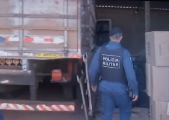 PM localiza depósito com cigarros e pneus contrabandeados PM localiza depósito com cigarros e pneus contrabandeados