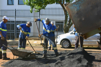 Depois de cinco anos, licitação para tapa-buracos é aberta Trabalhos emergencias estão sendo realizados através de convênio com o governo do Estado em todas as regiões da Capital - Foto: Paulo Ribas/Correio do Estado