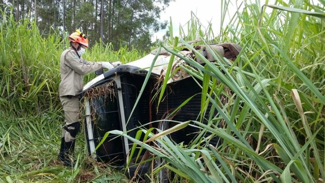 Motorista tenta desviar de buraco e capota carro na MS-134