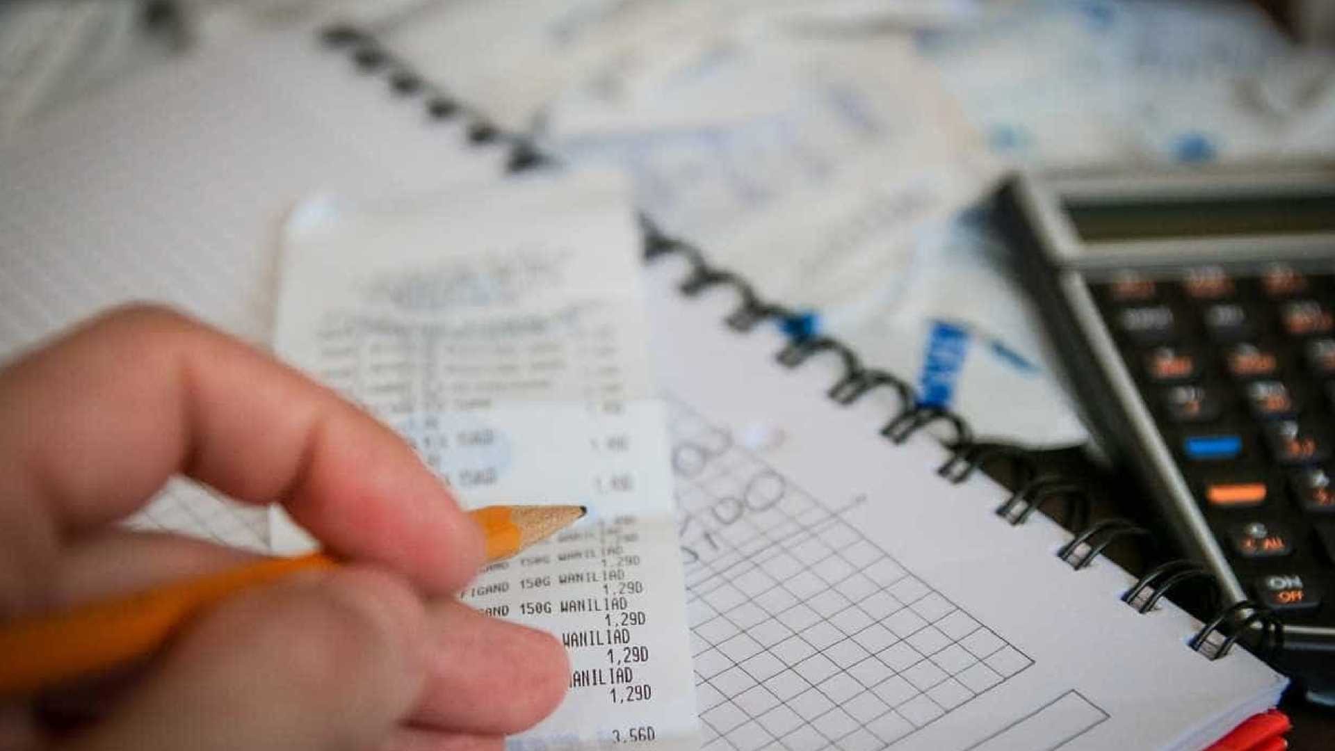 Brasileiros mudam hábitos financeiros devido à crise, diz pesquisa