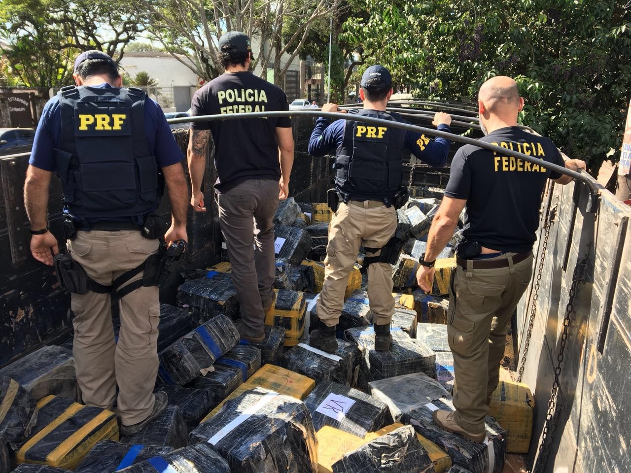 PF e PRF encontram 5 toneladas de maconha em caminhão que transportava milho PF e PRF encontram 5 toneladas de maconha em caminhão que transportava milho