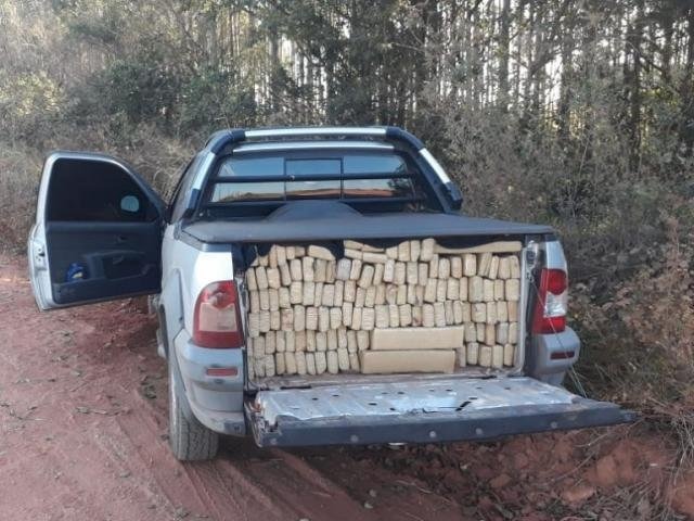 DOF prende suspeito de abandonar carro com 1 tonelada de maconha Veículo abandonado pelo suspeito. DOF/Divulgação