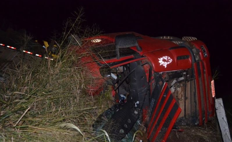 Motorista fica ferido após após tombar carreta na MS-276 Nova News