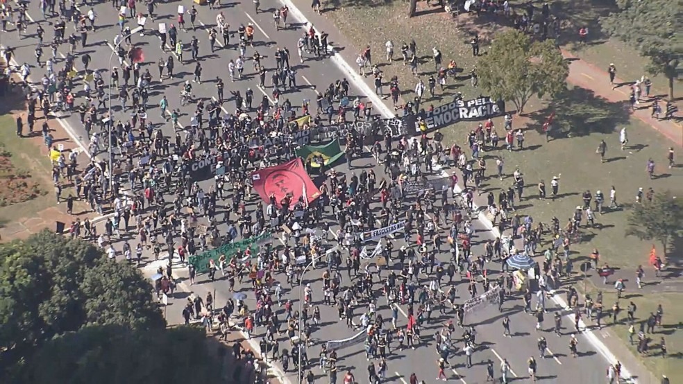 Grupos pró e contra o governo fazem atos na capital do país Imagem aérea mostra manifestação contra Bolsonaro neste domingo (7), em Brasília — TV Globo/Reprodução
