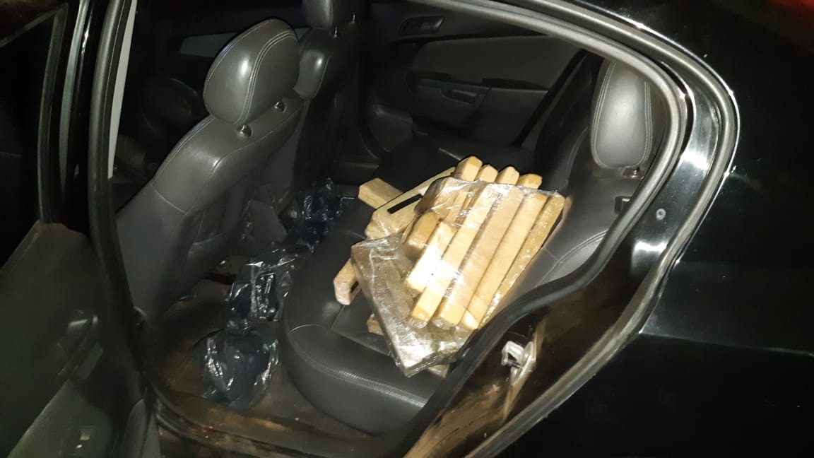 Duas pessoas são presas por tráfico de drogas na Capital Droga encontrada no banco traseiro de um Vectra. Divulgação