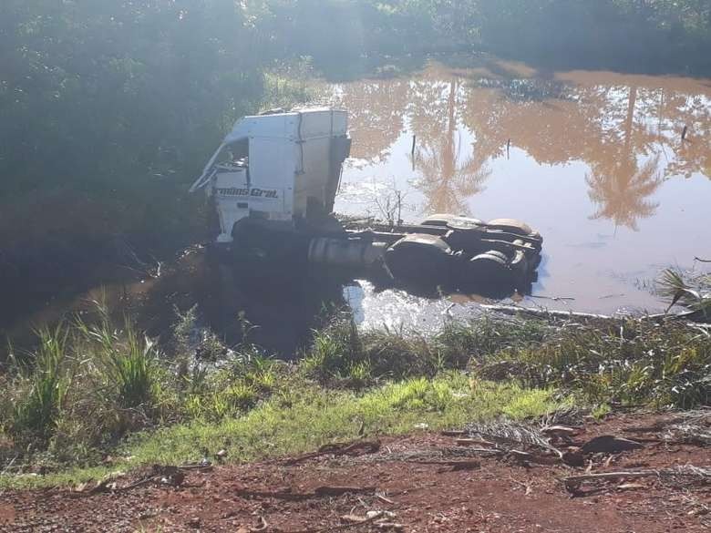 Caminhoneiro perde controle e cai em lagoa às margens da MS-376 MS News