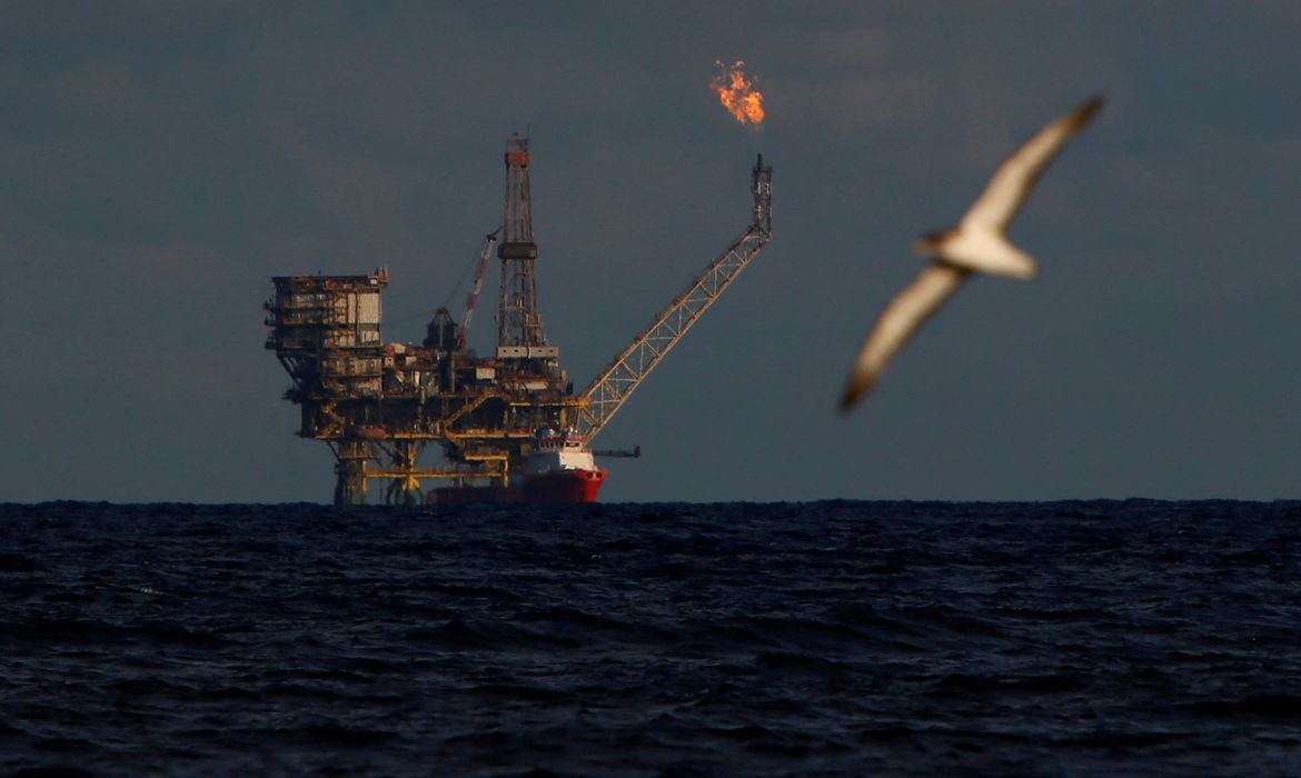 Opep e aliados estendem corte de 10% na produção de petróleo Darrin Zammit Lupi