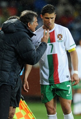 Cristiano Ronaldo e Carlos Queiroz, juntos por Portugal na Copa de 2010 e rivais na Rússia (Foto: FRANCISCO LEONG / AFP)
