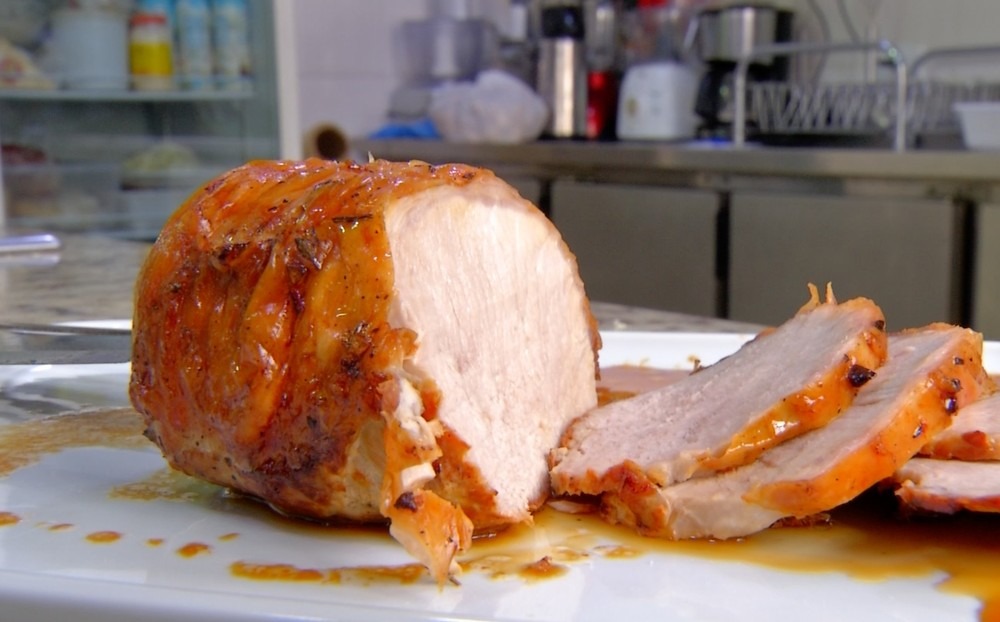 Carne de porco, opção para a ceia do Ano Novo, deve ser ingerida com moderação para não pesar. A lentilha, também presente na ceia, é uma opção mais saudável (Foto: Reprodução/TV Diário)