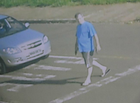 Imagem feita a partir de câmera de segurança mostra 'policial pitbull' armado, instantes antes do crime (foto: Minamar Junior)