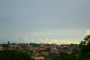 Quarta-feira amanhece com tempo nublado e previsão é de mais chuva O dia amanheceu com temperatura amena na Capital e previsão é de mais chuva a qualquer hora do dia. (Foto: Marcos Ermínio)