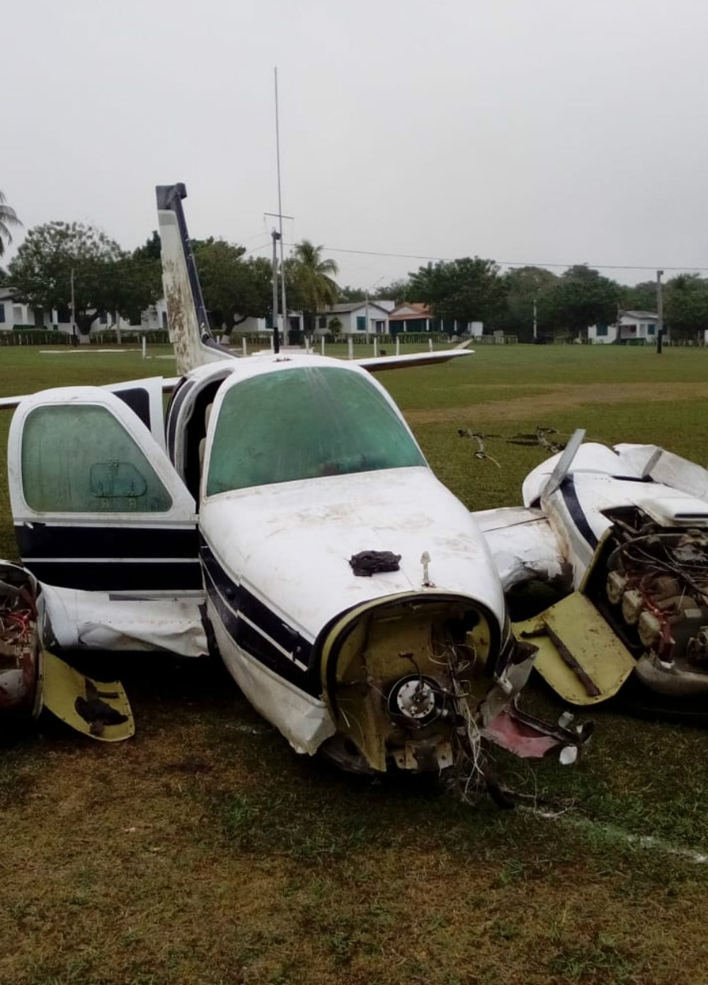 Avião interceptado pela FAB é retirado de lagoa no Pantanal Avião interceptado em abril pela FAB em MS e que foi retirado nesta segunda-feira (25) da Lagoa Uberaba, na fronteira do Brasil com a Bolívia (Foto: PF/Divulgação)
