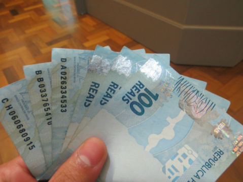 Notas falsas de R$ 100 foram encontradas no comércio de Ivinhema - Foto: Rodrigo Bossolani