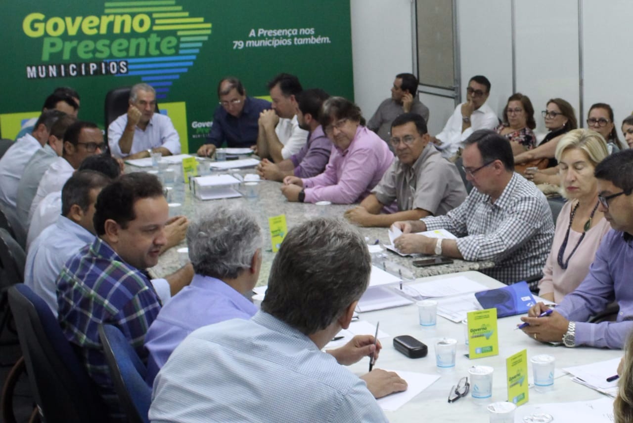 Diretoria da Sanesul junto com lideranças dos municípios participantes do ‘Governo Presente. Foto: Acom