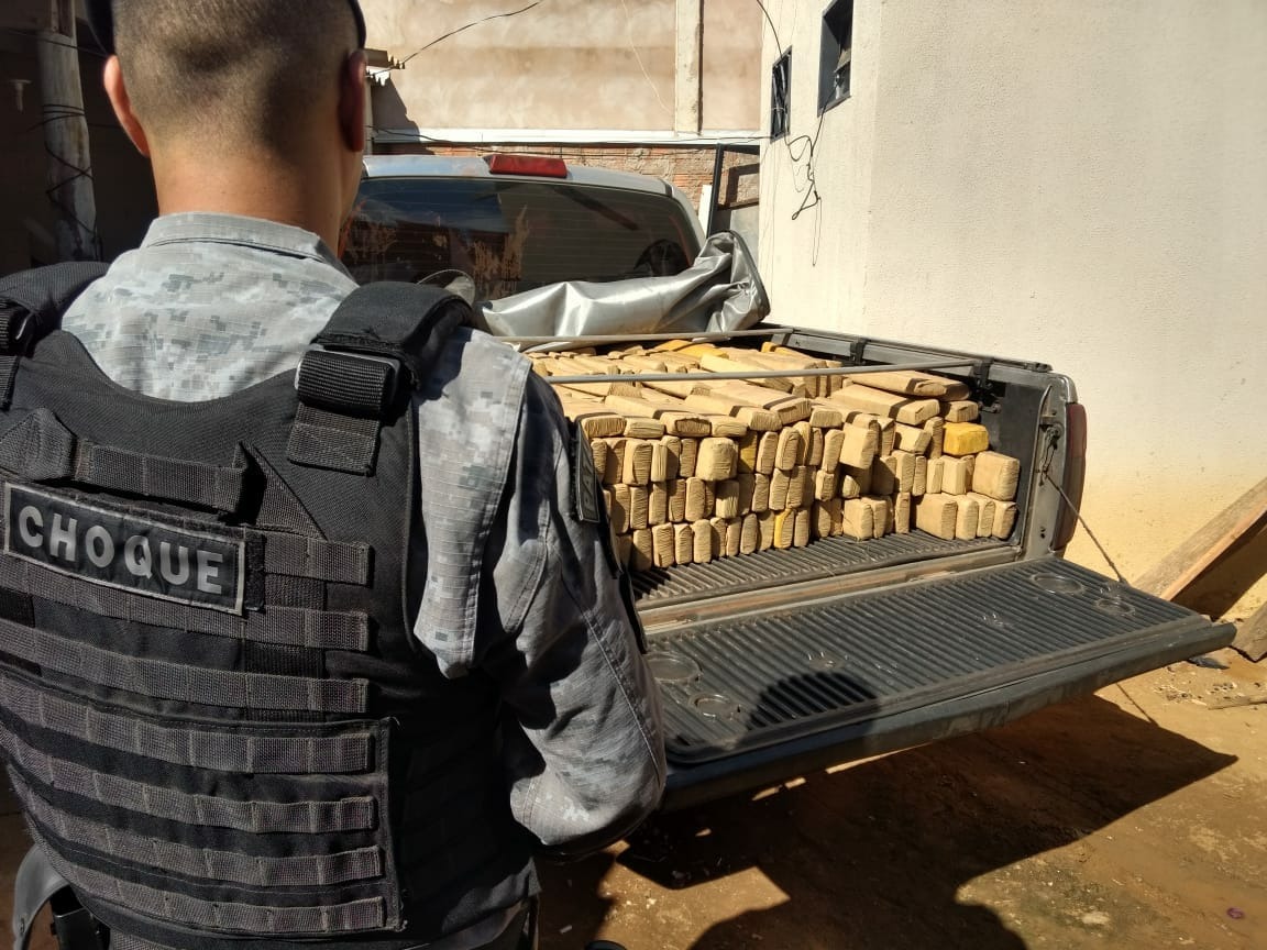 Choque apreende quase meia tonelada de maconha em veículo roubado